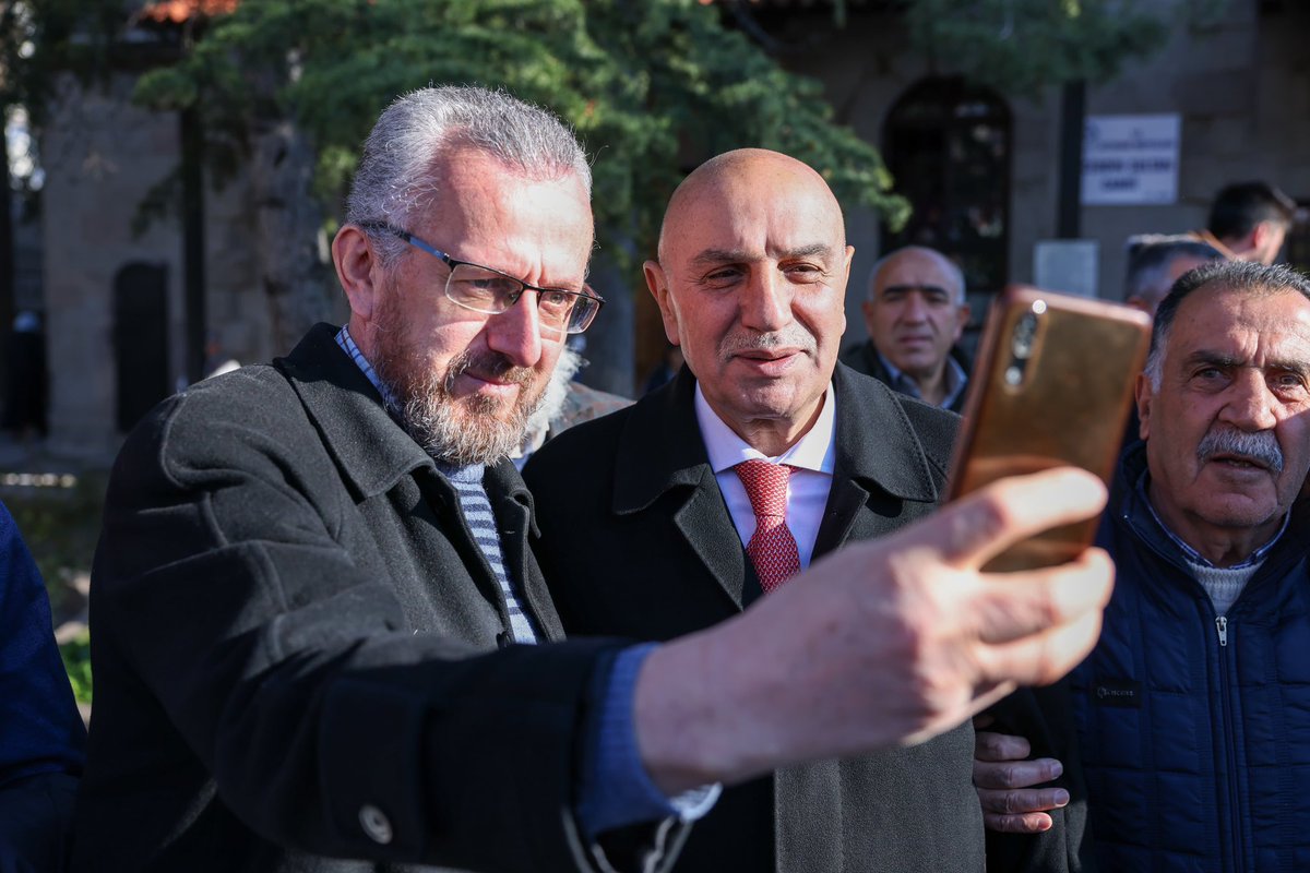 Güneşli pazar gününü Hamamönü’nde değerlendiren vatandaşlarımızla selamlaştık, muhabbet ettik, #HayırlıRamazanlar diledik.

Artık, Ankara’nın sokaklarında, meydanlarında, pazarlarında daima vatandaşın yanında bir belediye başkanı olacak.