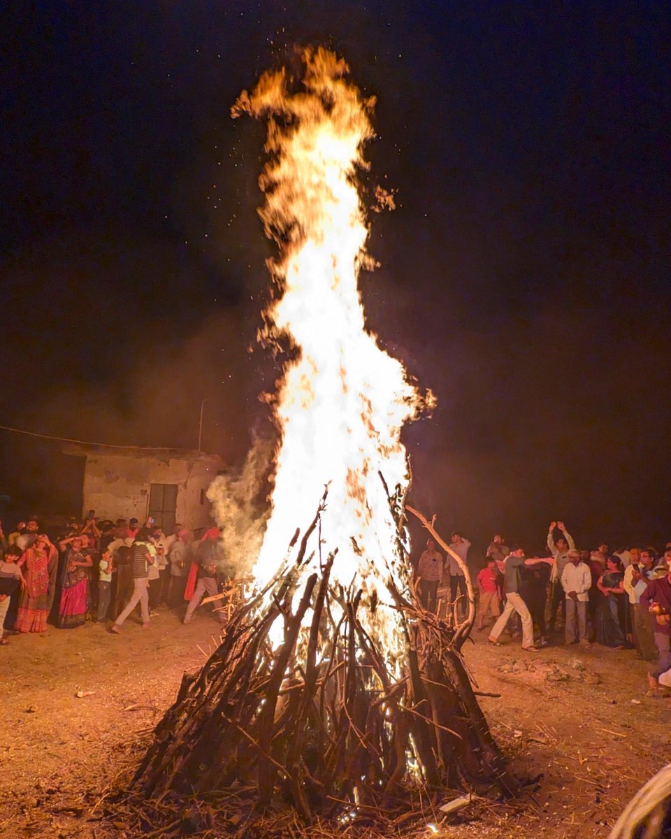 devjoshi10's tweet photo. Happy Holi! 🔥✨
Wishing for your Good Health, Happiness &amp; Prosperity for the upcoming year! 🕉️

#HolikaDahan #villagelife #devians https://t.co/hDftvmctk3