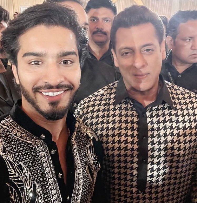 Bhaijaan #SalmanKhan is Looking So charming at #BabaSiddique Iftaar party. Happy to see him Fit and healthy ❣️