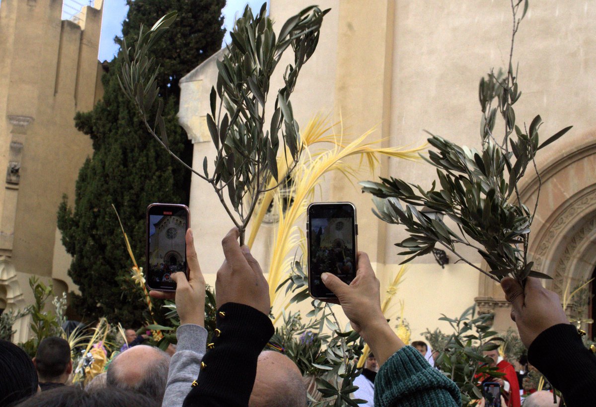 #DomingodeRamos   y tecnología..alabar al #señorJesus