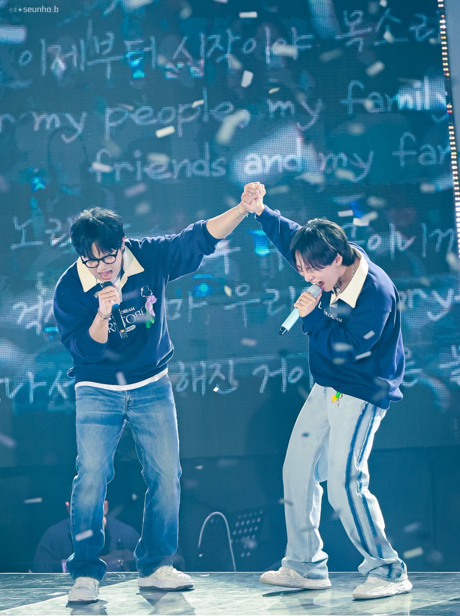 240324 비투비 팬콘 OUR DREAM 
#임현식 #서은광 

우리들의 콘서트... 감탄의 광식 애드립... 
꽉 잡은 두 손에 얼마나 많은 것들이 담겨 있을까

#현식 #은광 #비투비 #BTOB