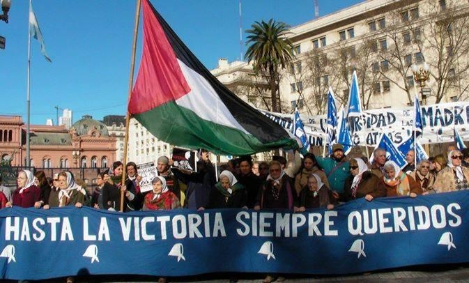 Kout_of_Context's tweet photo. Cómo le explicamos a un extranjero que están marchando en contra de los desaparecidos en democracia usando banderas de los terroristas de Palestina que literalmente hicieron desaparecer gente. 

Papelón mundial. https://t.co/nTZXIvpiwj
