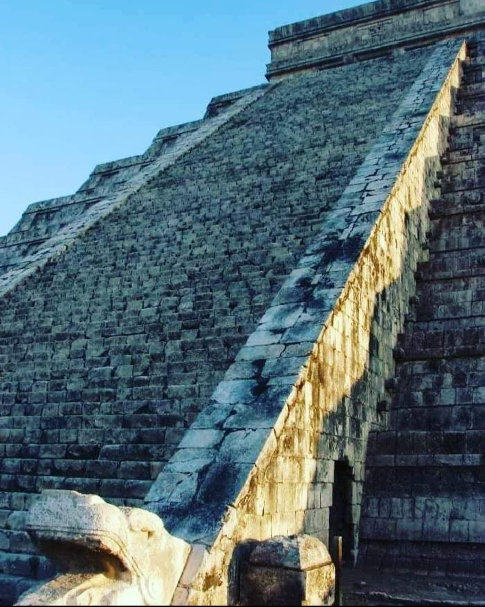 Desde Chichén Itzá nos llega esta mágica imagen. En el equinoccio de primavera, Kukulkán vuelve a descender. Al atardecer, se forman siete triángulos en la escalera norte hasta unirse con la cabeza del dios maya, marcando el inicio de la época de lluvias. (🧵👇)
📷 Arq. Maya (FB)