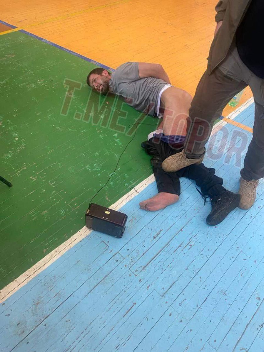 Rosja i prawa człowieka to zbiory rozłączne. 
Tak dobrze widzicie - jeden z zamachowców z ISIS-K ma już akumulator na jądrach w ramach standardowego rosyjskiego wstępnego przesłuchania a fota trafiła do sieci. 

Swoją drogą: to akurat celowo wypuszczają Rosjanie do sieci ale