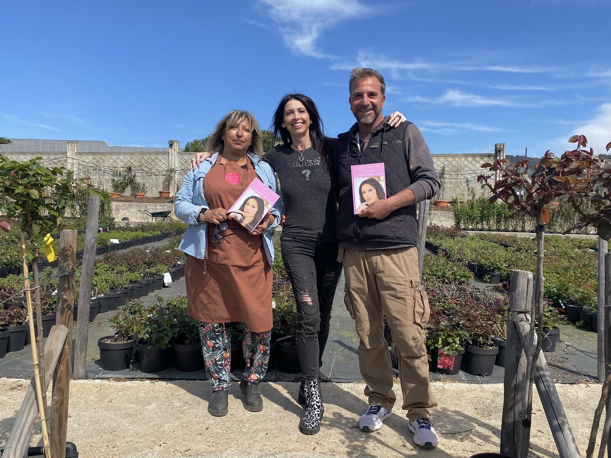 Avec le grand rosiériste Larry Pasetti propriétaire des Rosiers de Mougins. C’est de ce prestigieux espace de cultivation que viennent les roses choisies pour orner ma Roseraie décrite dans mon livre «La Roseraie de l’Etoile Lorena Baricalla»🌹 #lorenabaricalla #rosiersdemougins