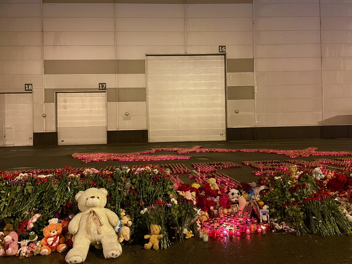 Die Menschen kommen auch am späten Sonntagabend noch zur Crocus City Hall, legen Blumen ab. Viele weinen. Und viele glauben dem Kreml: Man wisse doch, wer hinter dem Anschlag steckt – das höre ich hier oft.