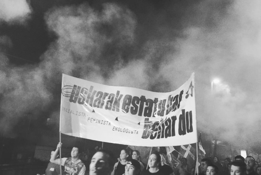 ernaigazte's tweet photo. Herri oso bat milaka kilometroz euskararen alde korrika 🏃‍♂️🏃‍♂️

✊Harrotasunez gure hizkuntza erabiliz, zainduz eta elkarbanatuz.

Gazteok gara transmisio eta tresna, euskara altxor!

#HarroHerriKorrika https://t.co/fLIl1Ypsya