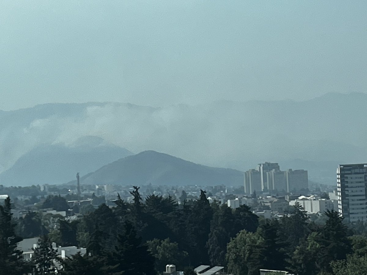 fruizgalindo's tweet photo. Tremendos incendios forestales al poniente de la CDMX. Esto es algo que ya se sabía que iba a suceder. Cero prevención y recursos a los bomberos. #ContingenciaAmbiental https://t.co/R0ywO60FAH