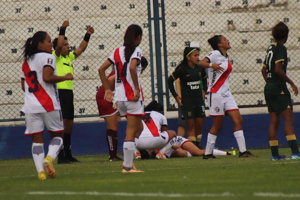 Futfempe's tweet photo. @salazardeport @AlianzaLimaFF @CDM_Femenino Incidente en el partido

Sale en camilla una jugadora de Deportivo Municipal al caer mal 

Pronta recuperación! https://t.co/LT9aOfMuJq