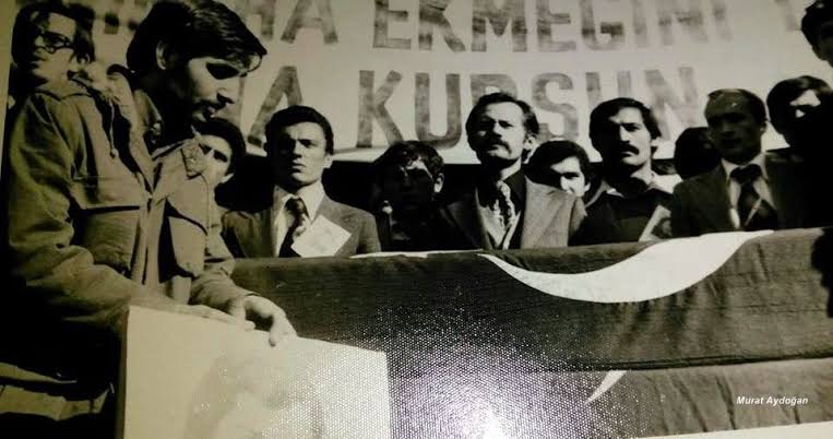 "vatanın ha ekmeğini yemişim,
ha uğruna kurşun"

Muhsin Başkan, şehit ağabeyimiz Alparslan Gümüş'ün tabutu başında.