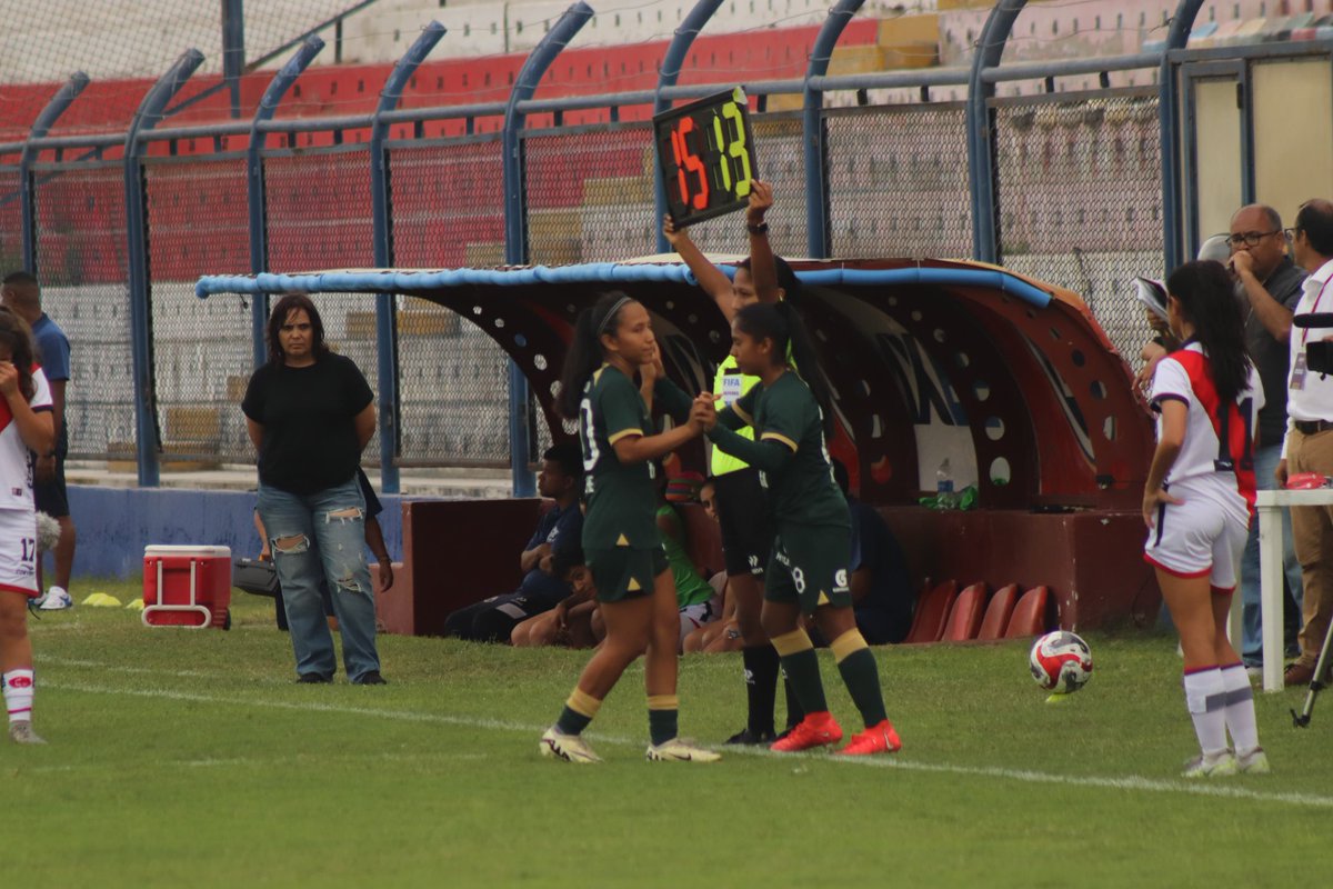 Futfempe's tweet photo. @salazardeport @AlianzaLimaFF @CDM_Femenino Cambio para Alianza Lima 
Entró Lucerito Huaman y Birka Ruiz, se retiraron Rosa Castro y Allison Azabache https://t.co/6DyCtEdadj