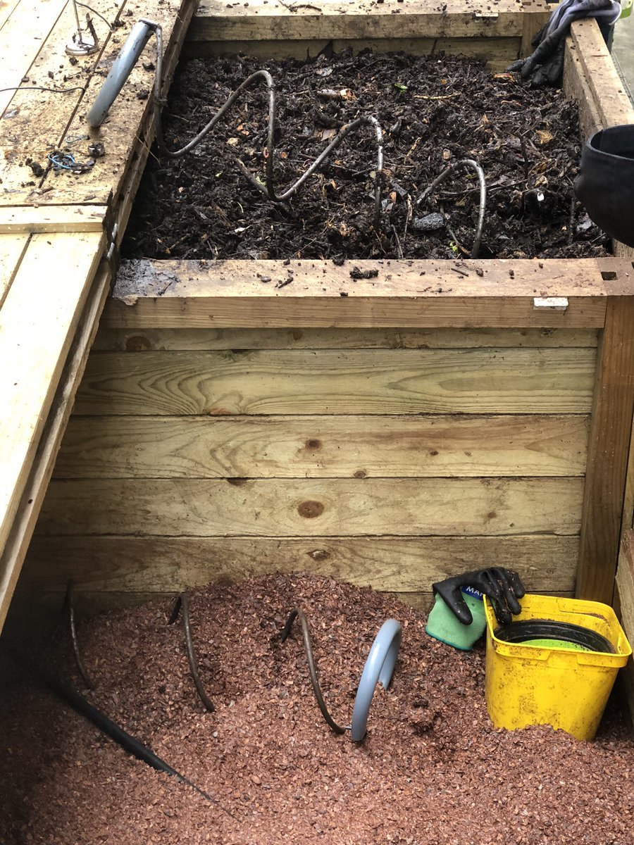 A #Paris11 on expérimente au composteur Amelot les écorces de fèves de cacao en qualité de matière structurante pour le compost 🍫

En direct du chocolatier #PlaQ, les écorces sont livrées par <a href="/cartonpleinasso/">Carton plein</a>

Expérimentation évaluée par @dmcompost avec <a href="/Proprete_Paris/">Propreté de Paris</a>