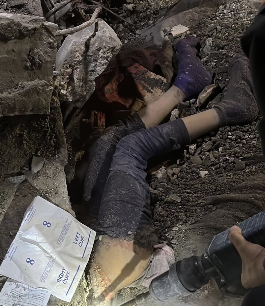 لا تبرحْ مكانكَ ولو لم يبقَ على جبلِ الرُّماة غيرك
إن توقّفَ الناسُ فلا تتوقف
وإن فترَ الناسُ فلا تفتر
اُكتُبْ عن غزَّة كأنَّكَ الوحيد الذي عليه أن يُوثِّقَ دماء أهلها
اِبكِهمْ كأنَّكَ لو لم تبكِهمْ ما قام لهم مأتمٌ
أرِ اللهَ عُذركَ فكلُّ إنسانٍ لا يبذلُ ما بوسعه فقد خذلهم!