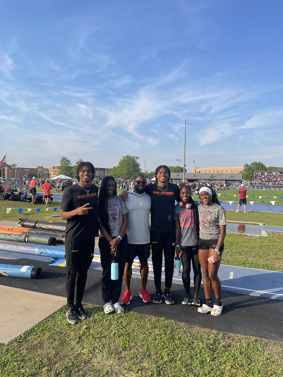 It was a GR reunion at the Victor Lopez Classic! It was good to see everyone, I’m glad you all are doing well…I love &amp; miss you guys! Good luck on the rest of your seasons, I’m rooting for y’all 🤟🏾🫶🏾✊🏾💯 <a href="/CoachADutch/">Coach Alicia Dutch</a> <a href="/pinkpatterson/">Heather Patterson</a> <a href="/grhsgirlxctrack/">GRHS Girls XC/Track</a> <a href="/GRHSBOYSTRACKXC/">GRHS Boys TF/XC</a> <a href="/GRHSABC/">GRHS ABC</a>