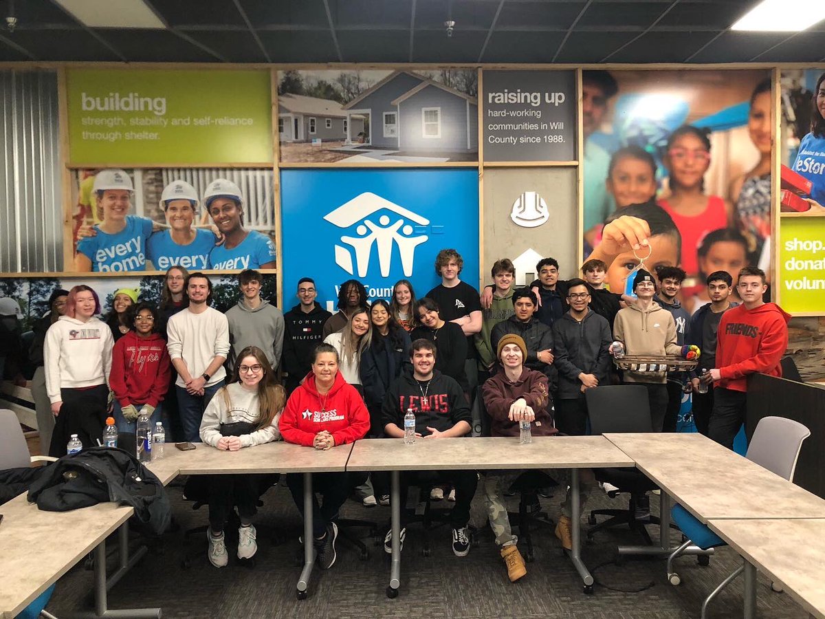 LewisU_AS's tweet photo. Success Scholars had a great time on Saturday volunteering at the Habitat for Humanity ReStore!
#LewisU #Lewisu_AS #volunteering #experientiallearning https://t.co/eafdvfgLdu