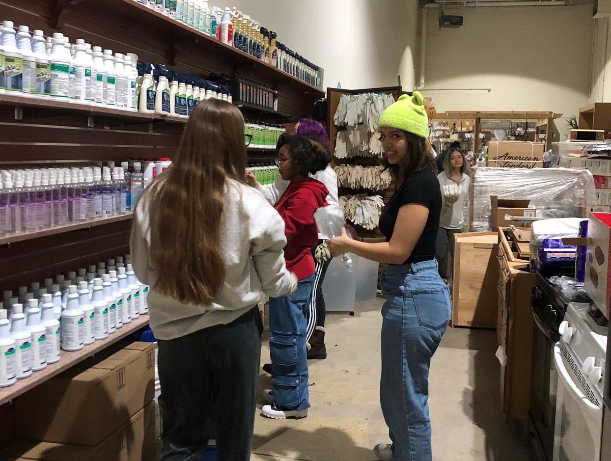 LewisU_AS's tweet photo. Success Scholars had a great time on Saturday volunteering at the Habitat for Humanity ReStore!
#LewisU #Lewisu_AS #volunteering #experientiallearning https://t.co/eafdvfgLdu