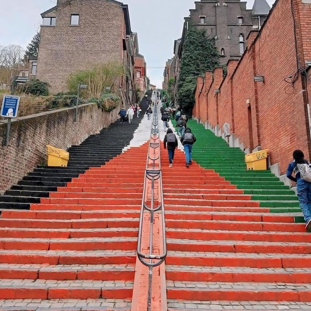 erlanishere's tweet photo. Tangga-tangga dicat dengan warna bendera Palestina di sebuah kota di Belgia.
Uniknya, tangga ini diwarnai pada sisi sampingnya untuk mencegah tidak ada penginjakan pada bendera Palestinanya. So creative! https://t.co/zgWN2d8BRx