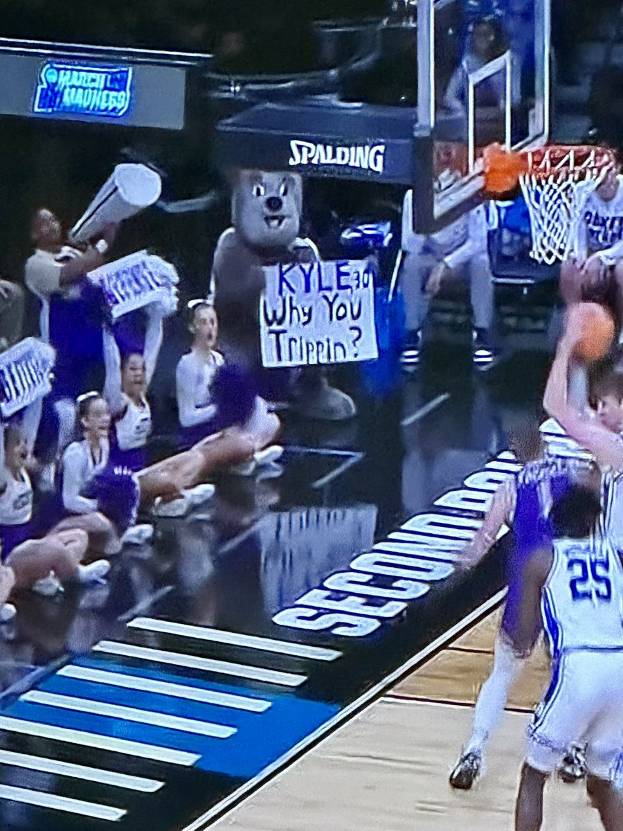 Love the sign, Duke Dog! 💜💛
#GoHeels #GDTBATH 
🩵🤍👣🐏