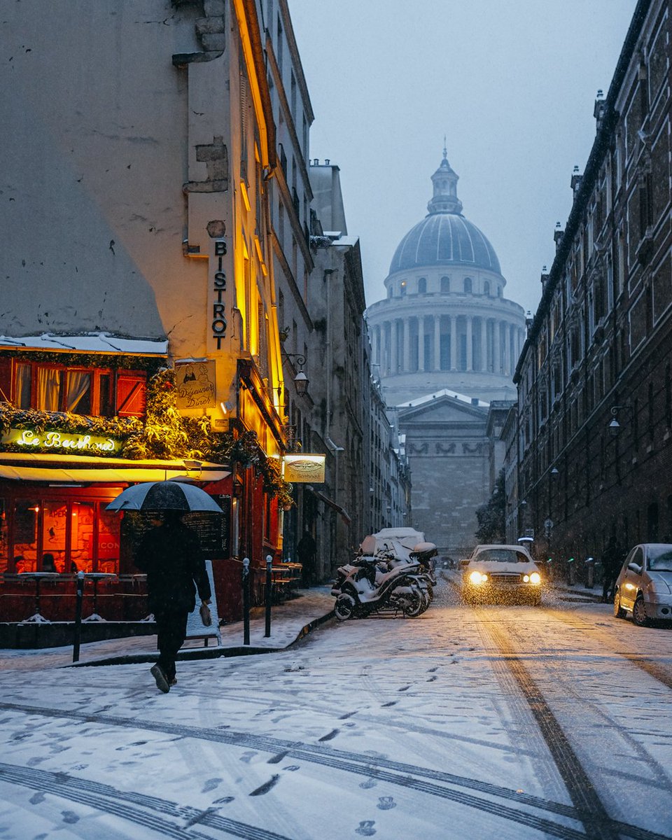 El que interrogaba no confiaba. Su líder, había marcado con una cruz a cada hombre mientras soñaba. Los caminos estaban cegados, y lejos la salvación al poner precio a todas las cosas

#Music Newman
Bloodless youtu.be/YcR_2C57oj8?si…

#PoetiReto   
#photographer <a href="/MissCoolpics/">Joanna</a>