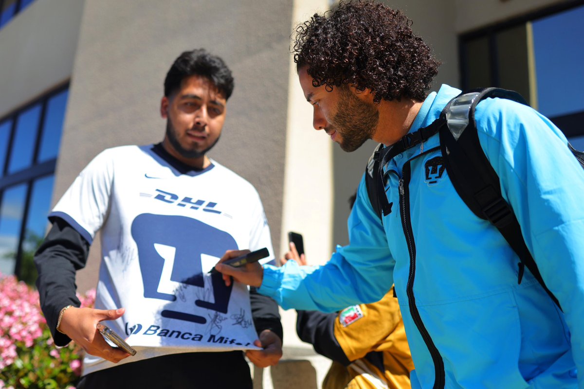 PumasMX's tweet photo. 📍 Llegamos al Pay Pal Park 🏟️

Gracias por recibirnos de esta manera, auriazules los queremos mucho 🫶🏽

#DePumasSoy #DeCanteraSomos https://t.co/CRydDJjkfy