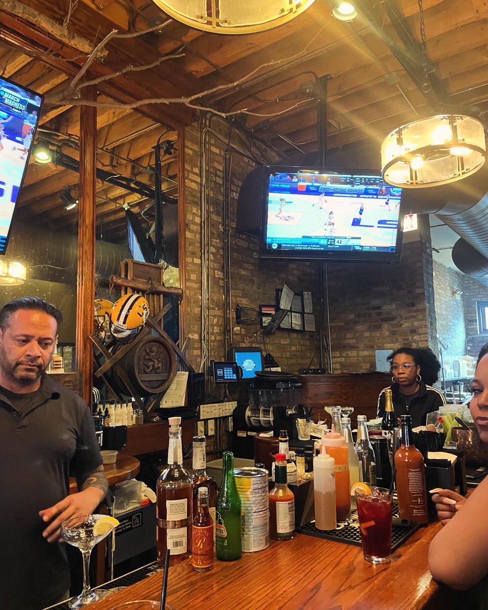 lsuchicago's tweet photo. Great day to watch the Lady Tigers earn their spot in the Sweet 16! 

#lsuchicago #lsuchicageaux #lsualumni #chicageaux https://t.co/8RBbjAYgHj