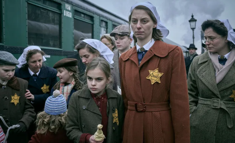 De Joodse Raad: een ongelooflijk goede dramaserie die al moeilijk te aanschouwen is vanuit historisch oogpunt maar in samenhang met het oplaaiend anti-semitisme van nu, de verdeelde samenleving én een machteloos ogende overheid nauwelijks te verteren.