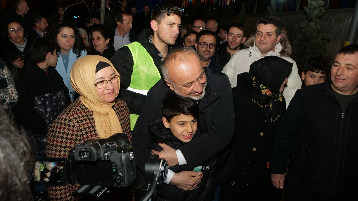 Çok güzelsin Mehmet Akif Ersoy Mahallesi! 

Mahalle buluşmamızda alanı hıncahınç dolduran kıymetli hemşehrilerimize gönülden teşekkür ederiz. 

"Yarın elbet bizim elbet bizimdir, 
Gün doğmuş gün batmış ebed bizimdir."