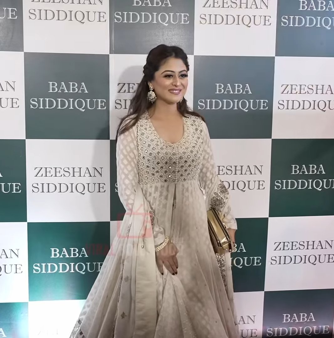 cocodraftzz's tweet photo. #falaqnaaz at #BabaSiddiqueIftarParty 
Mashaallah how beautiful she is looking 🥹🧿🤍 https://t.co/PvgQuf5RAn