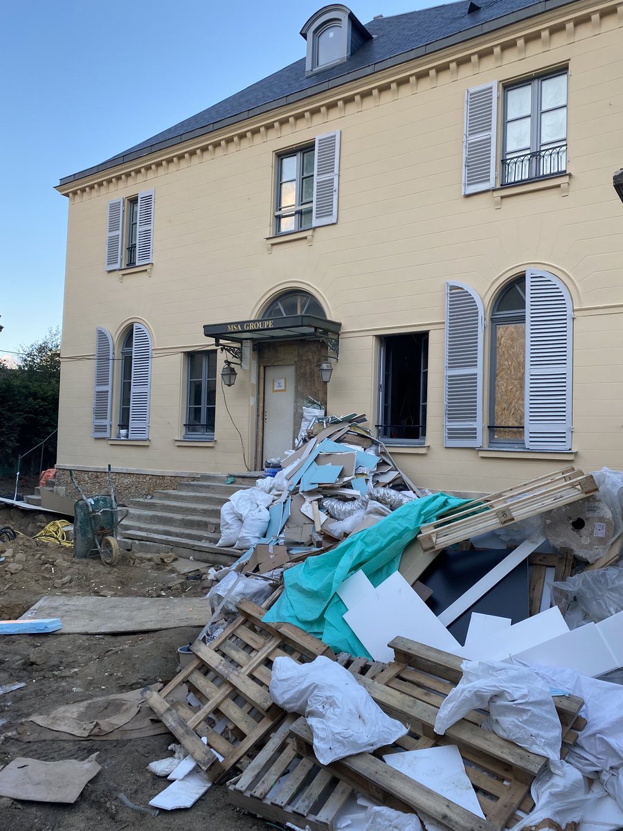 Toujours à côté de chez moi , l’établissement du film « Les sous doués » avec Maria Pacome et Galabru en travaux . Y a un bordel ! 😕 #lessousdoues #danielauteuil @SchnockRevue