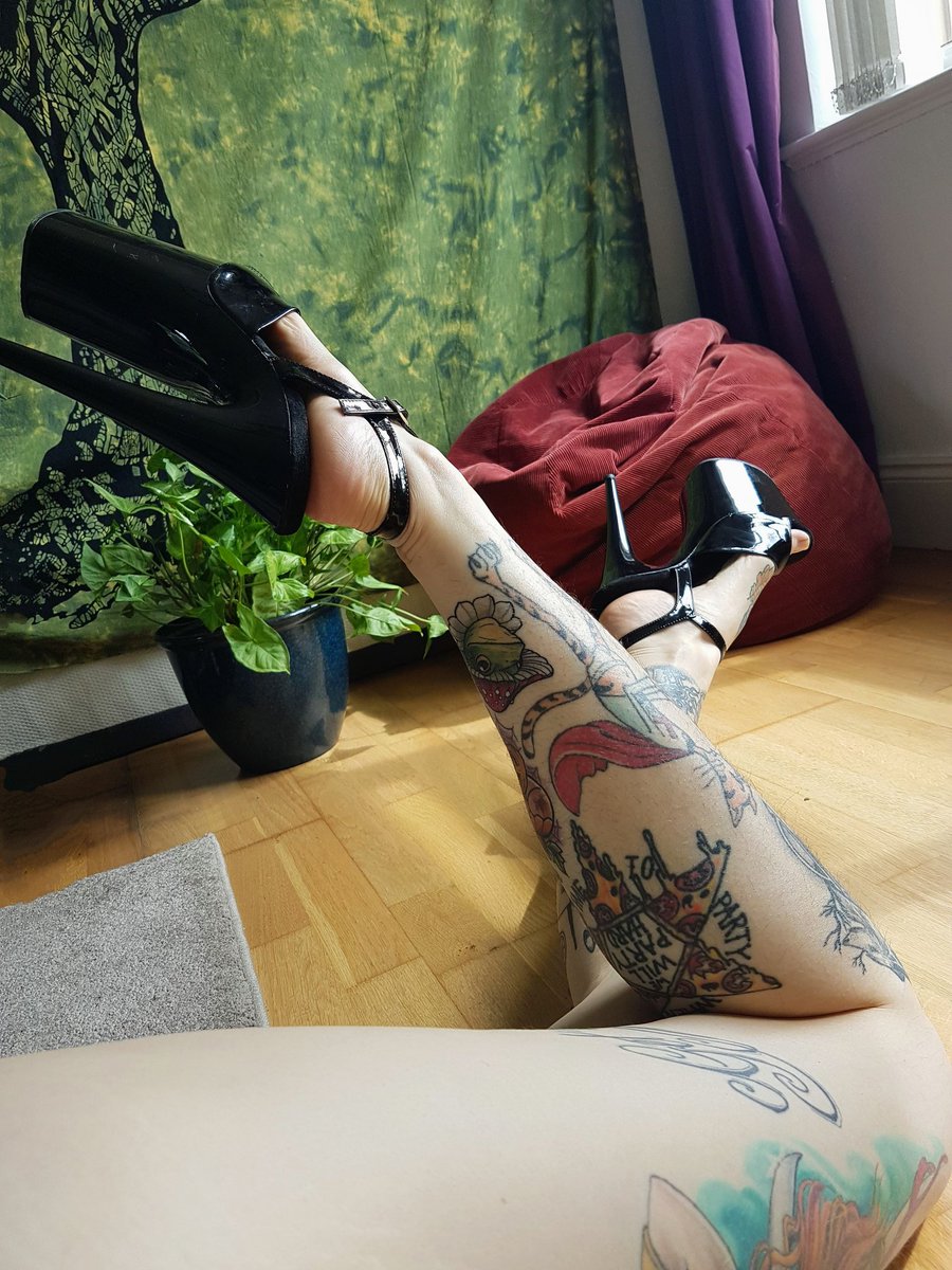 How would you serve me today? . . High heels pleasers stilettos stiletto heels toes longlegs 6ft tallgirl tallwomen giantess goddess heightfetish Amazonian