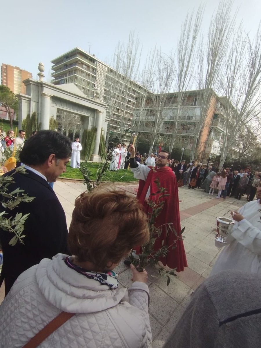 psmdelparque's tweet photo. Gracias @davidperez por acompañar a los feligreses de Santa María del Parque en el inicio de la semana más importante de muchos vecinos de Hortaleza. @JMDHortaleza @archimadrid @juanigmerino https://t.co/kzMjvlmoCO