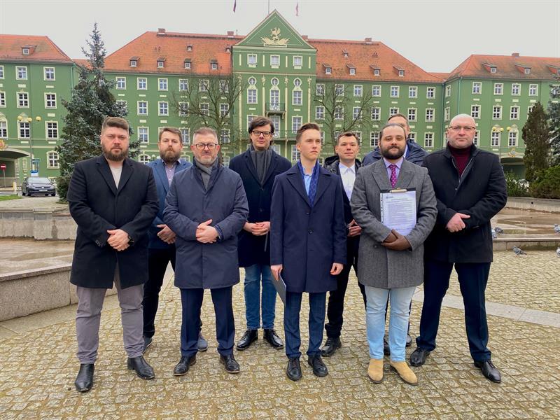 Kurier Szczeciński - 24Kurier.pl (@24kurier) on Twitter photo Miasto przyjazne dla biznesu, urząd XXI wieku, nowe spojrzenie na komunikację miejską, zmiany w SBO, budżet bez deficytu - to deklaracje <a href="/dariusz_olech/">Dariusz Olech</a> , kandydata na prezydenta #Szczecin KWW #Konfederacja i #BezpartyjniSamorządowcy. 24kurier.pl/aktualnosci/wi… Miasto przyjazne dla biznesu, urząd XXI wieku, nowe spojrzenie na komunikację miejską, zmiany w SBO, budżet bez deficytu - to deklaracje <a href="/dariusz_olech/">Dariusz Olech</a> , kandydata na prezydenta #Szczecin KWW #Konfederacja i #BezpartyjniSamorządowcy. 24kurier.pl/aktualnosci/wi…