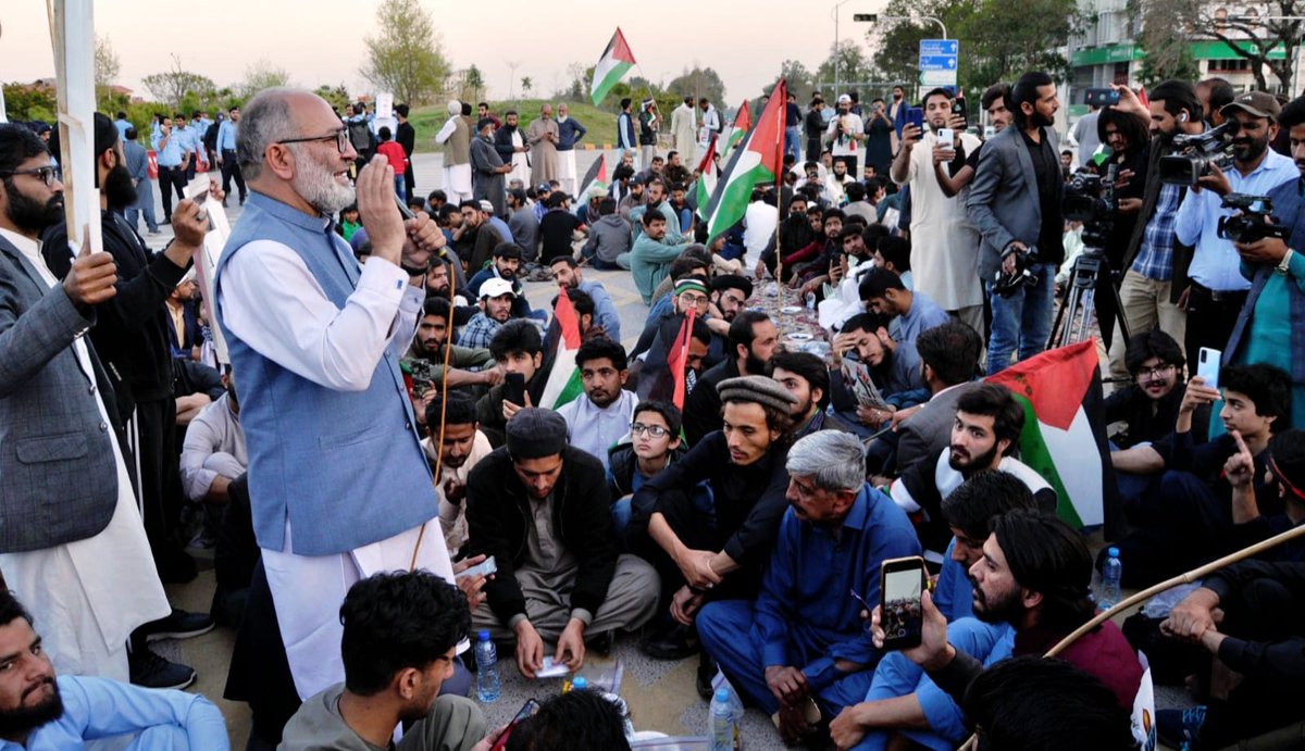 اسلام آباد - جماعت اسلامی کے رہنما مشتاق احمد خان غزہ بچاؤ مہم کے تحت دھرنے سے خطاب کر رہے ہیں