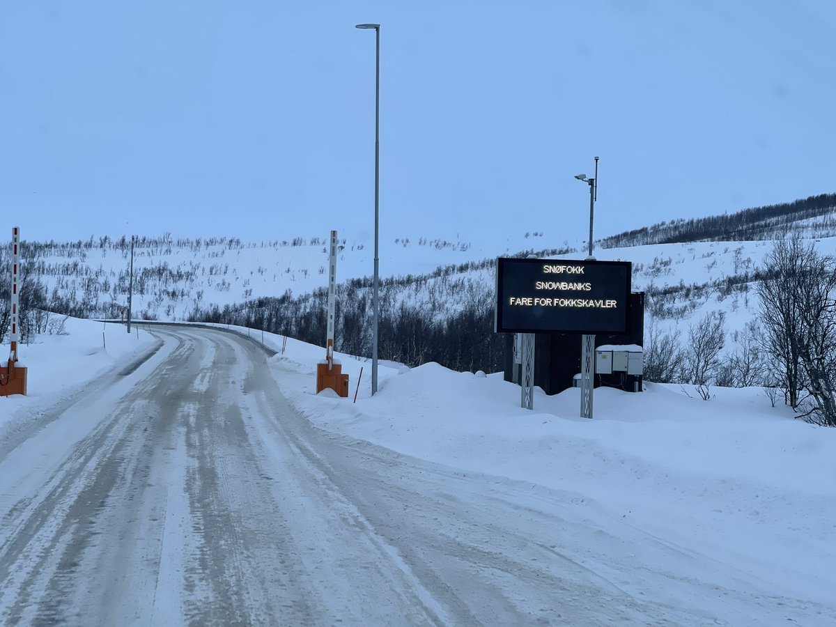 Botenwagen's tweet photo. Waarschuwing voor sneeuwbanken | (Ja het is een  FH16) | Ook de Spar vervoert z’n spulletjes met 750 PK | En we parkeren pal langs de E6 voor de nacht #arctictrucking #sneeuw #snow #noorwegen #norway #norge #Iceroadtrucking #ArcticExpress #volvotrucks #volvotrucksnl https://t.co/0BwyggwL6v