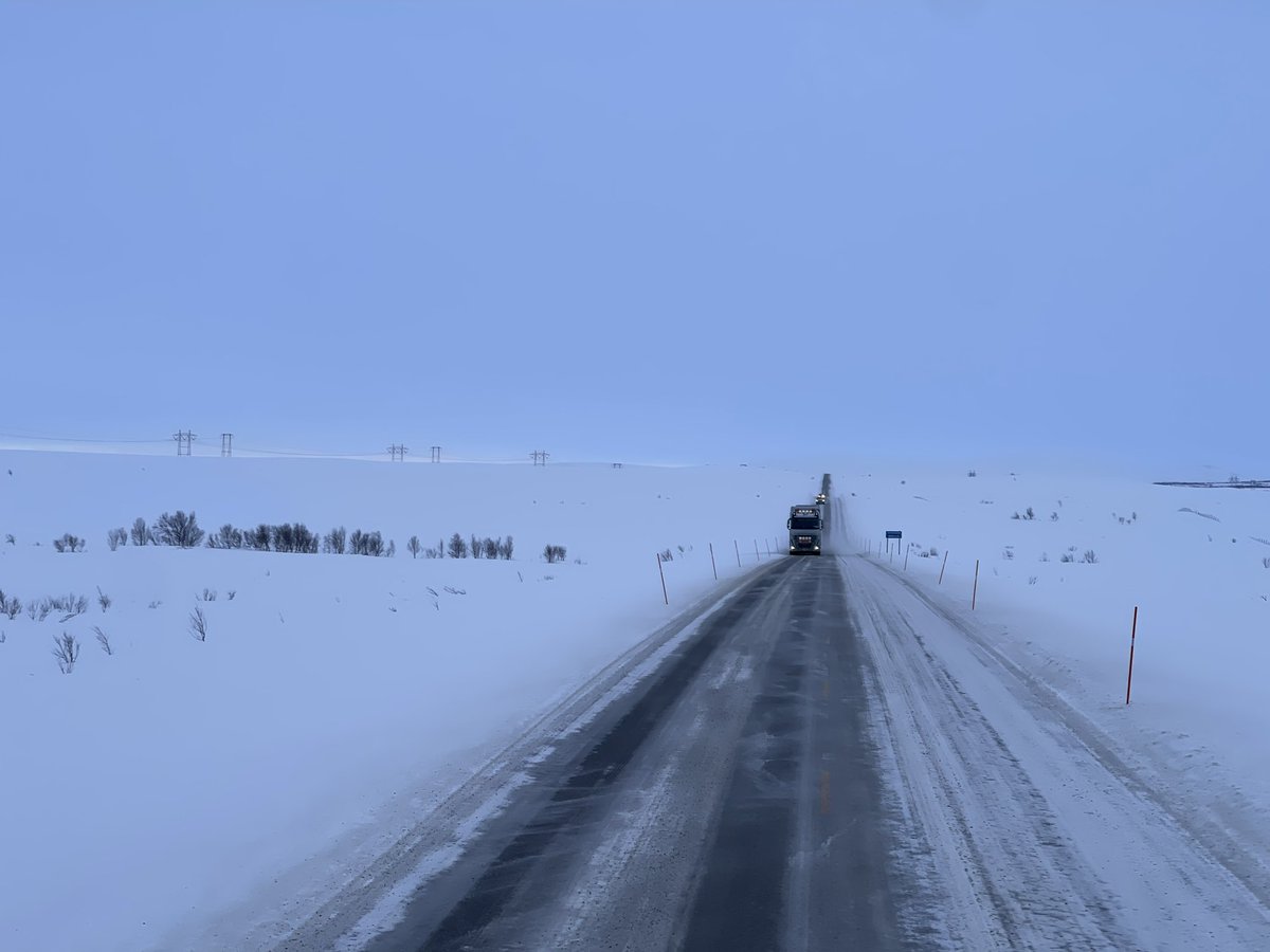 Botenwagen's tweet photo. Waarschuwing voor sneeuwbanken | (Ja het is een  FH16) | Ook de Spar vervoert z’n spulletjes met 750 PK | En we parkeren pal langs de E6 voor de nacht #arctictrucking #sneeuw #snow #noorwegen #norway #norge #Iceroadtrucking #ArcticExpress #volvotrucks #volvotrucksnl https://t.co/0BwyggwL6v