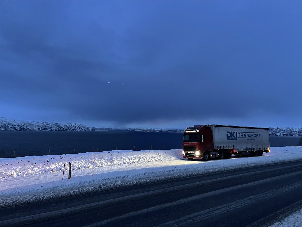 Botenwagen's tweet photo. Waarschuwing voor sneeuwbanken | (Ja het is een  FH16) | Ook de Spar vervoert z’n spulletjes met 750 PK | En we parkeren pal langs de E6 voor de nacht #arctictrucking #sneeuw #snow #noorwegen #norway #norge #Iceroadtrucking #ArcticExpress #volvotrucks #volvotrucksnl https://t.co/0BwyggwL6v