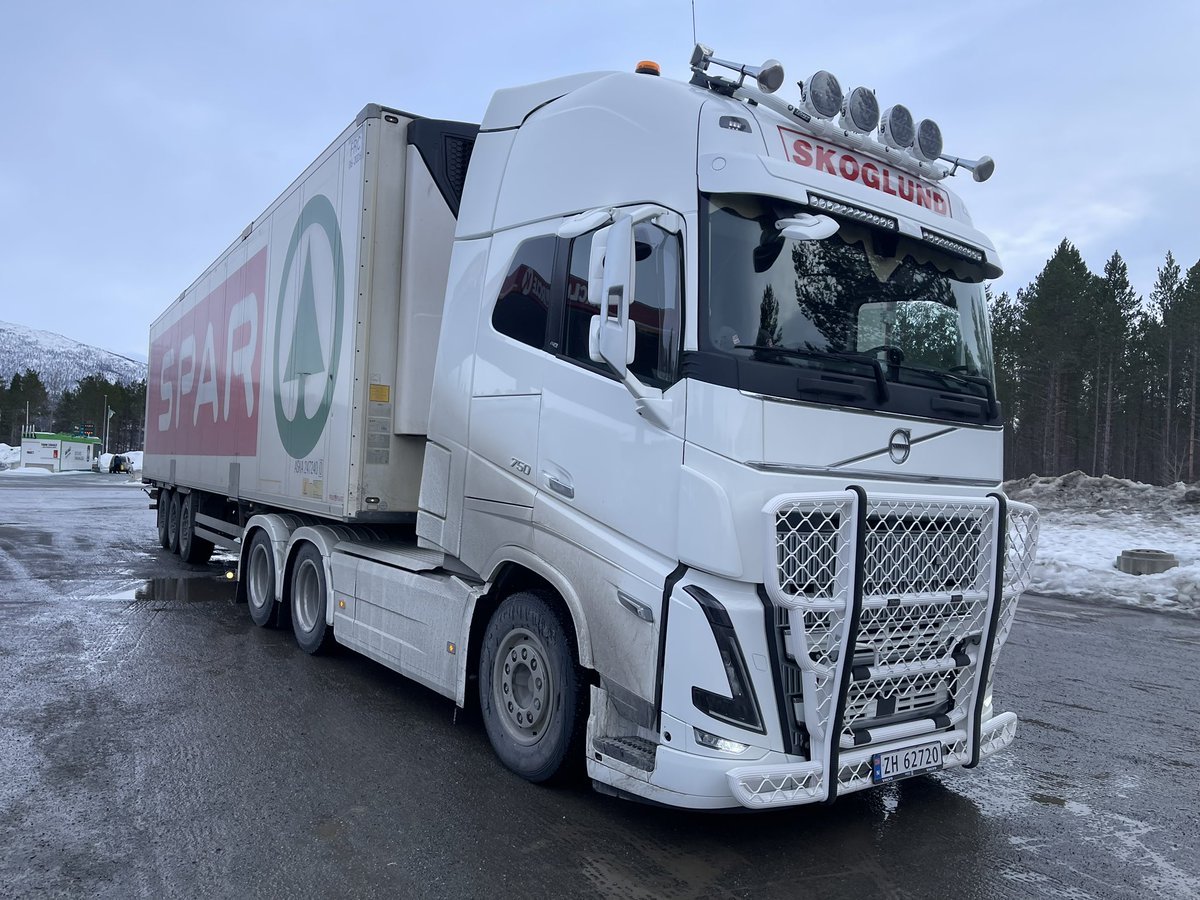 Botenwagen's tweet photo. Waarschuwing voor sneeuwbanken | (Ja het is een  FH16) | Ook de Spar vervoert z’n spulletjes met 750 PK | En we parkeren pal langs de E6 voor de nacht #arctictrucking #sneeuw #snow #noorwegen #norway #norge #Iceroadtrucking #ArcticExpress #volvotrucks #volvotrucksnl https://t.co/0BwyggwL6v