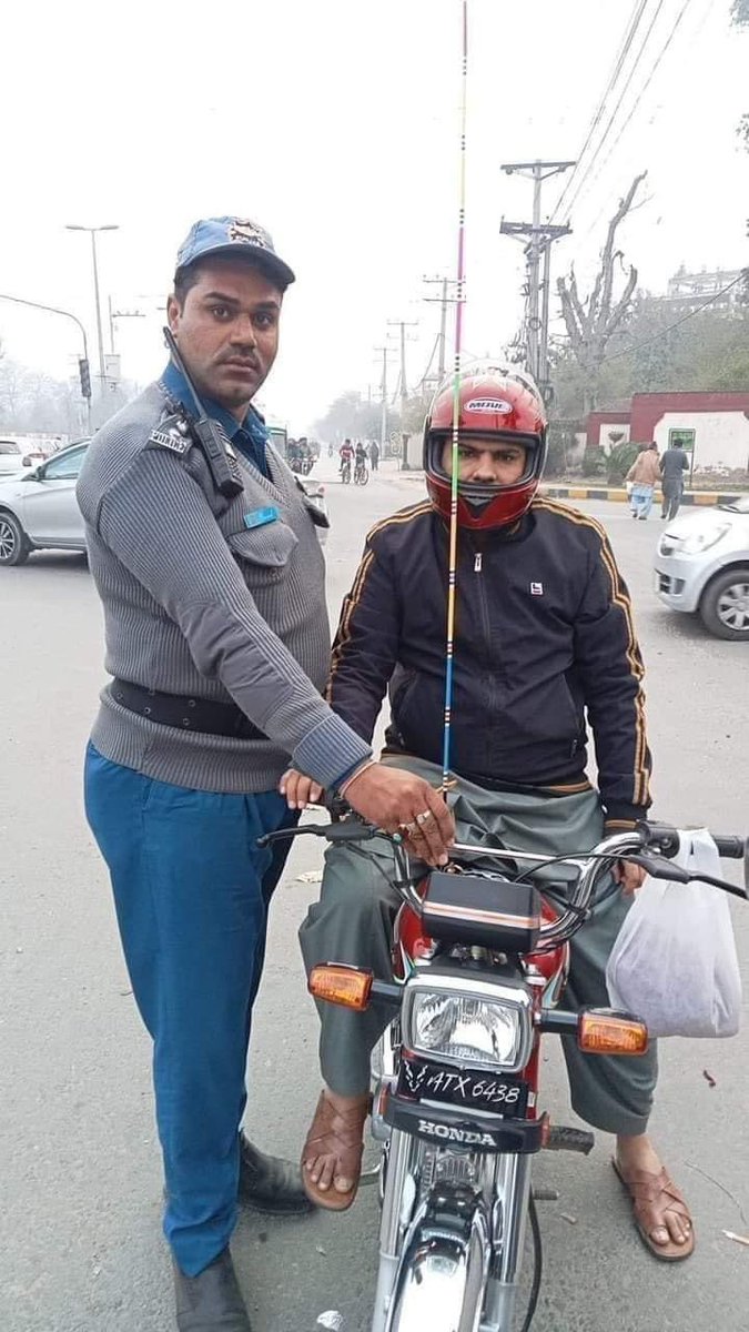 Mominawaheedppp's tweet photo. پتنگ بازی پر سخت پابندی تو ہونی ہی چاہیئے لیکن اس تصویر میں موٹر بائیک پر لگی یہ سٹک ایک سیفٹی ٹُول ہے جو حادثے سے ممکنہ حد تک محفوظ رکھ سکتی ہے قاتل ڈور زندگی نگل جاتی ہے اور اب تک ہزاروں زندگیاں ختم کر چکی ہے۔ خدارا موٹر بائیک چلانے والے حضرات یہ حفاظتی اقدام بھی ضرور کریں ۔ https://t.co/yPkIRCjMmK