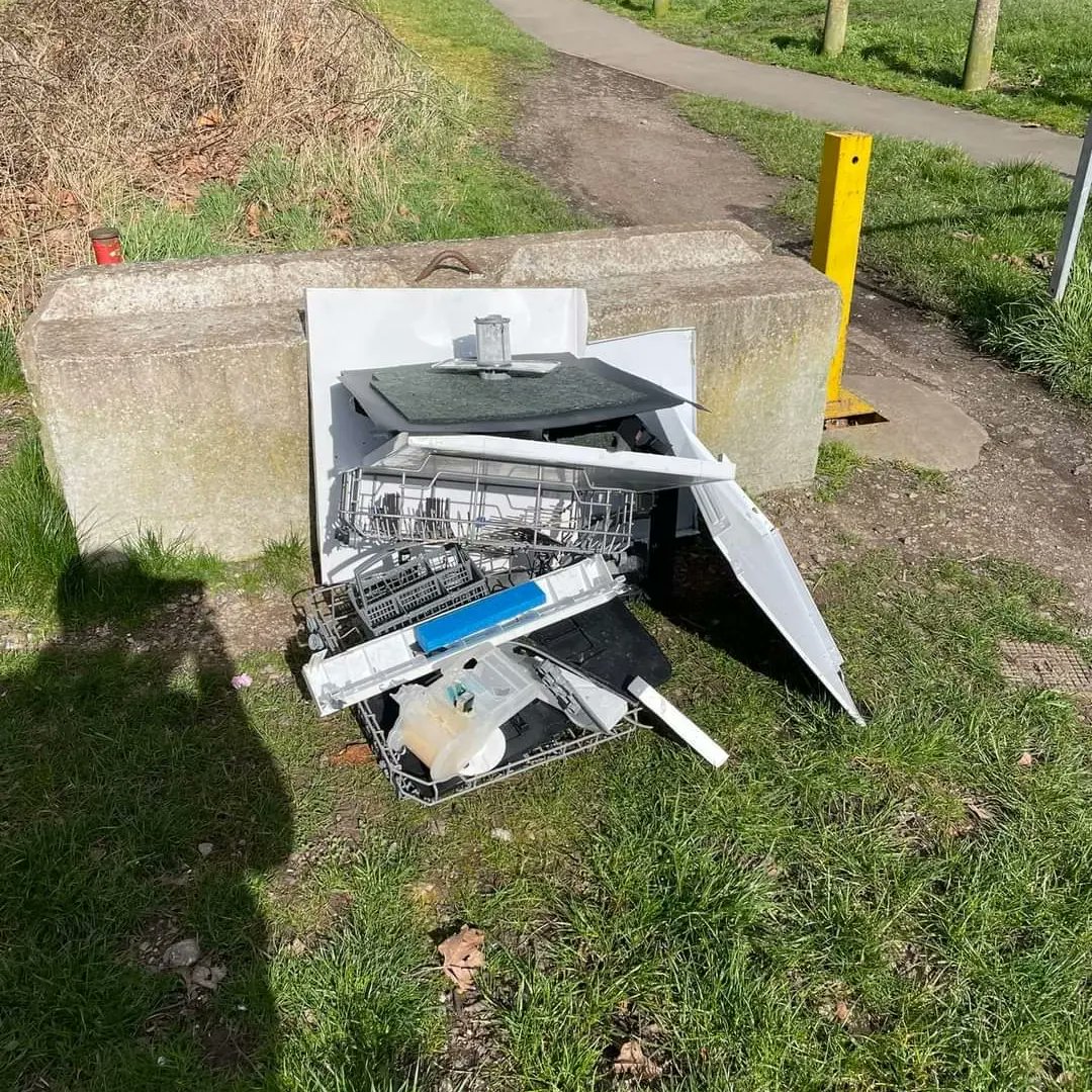 Kudos to the Paws Against Litter trio for their post-lunch litter pick today! They removed a bag of litter from our green space and also took action by moving and reporting a fly-tipped smashed-up dishwasher. 🐾 🐾 
#adoptastreet #volunteeringmatters @SercoESUK @sandwellcouncil