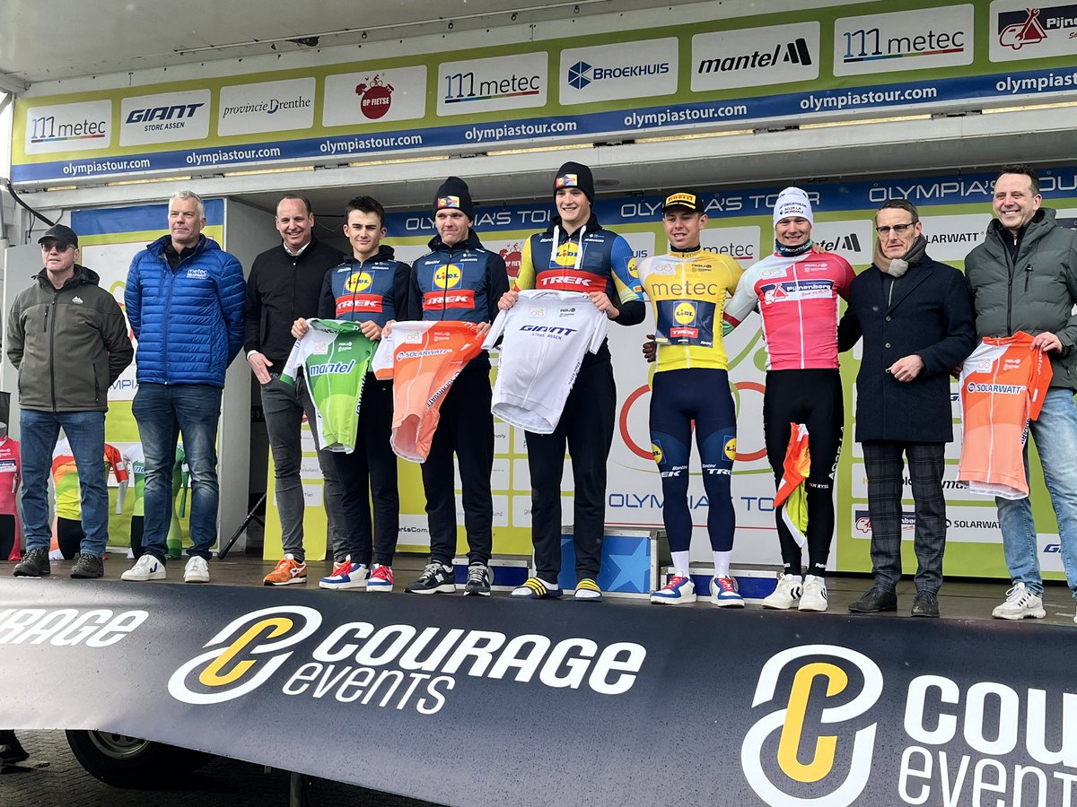 🚴‍♂️Alle truidragers van de 70e Olympia’s Tour op het podium:
🟡#Metec 🟢 <a href="/MantelCom/">Mantel.com</a> ⚪️ <a href="/GiantStoreAssen/">Giant Store Assen</a> 🟠 <a href="/solarwattnl/">SOLARWATT Benelux</a> Tim Torn Teutenberg🇩🇪 <a href="/LidlTrek/">Lidl-Trek</a> 
🔴 @rasmussojberg🇩🇪 @DAT_NewGen 

#OT2024 #Metec
