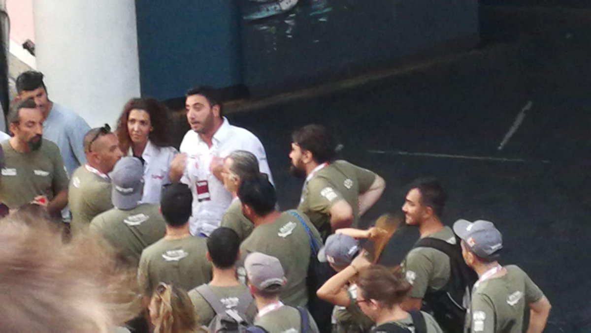 sema9h's tweet photo. Antalya'daki WRC organizasyonunda çok çok kötü koşullarda konaklatılan gözetmenlerin Eren Üçlertoprağı'nı protesto ettiği anlar, başkanlığa bak ıslıklar ve rezil olduğu dakikalar her şeyi özetliyor zaten bi de gülüyor. Tosfed Eren https://t.co/9qy3Fml9ZT