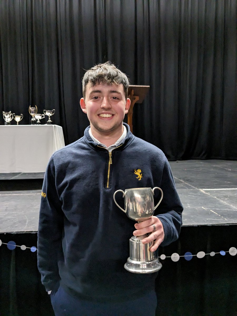 gwenandsimon's tweet photo. Oli's final duties as Captain of Hockey at Wellington School last night were to pick up the "Player of the Season" award, & give the Captains Speech.
#AwesomeNight https://t.co/hpnFiBwrO6