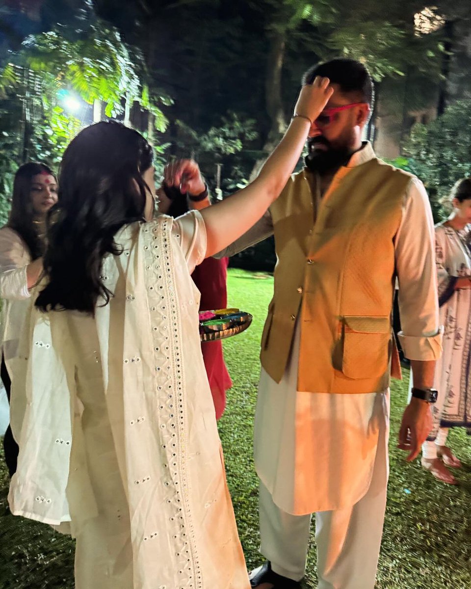 Holika Dahan celebrations at the #Bachchan house. ❤️ #AbhishekBachchan #Holi #ABCrew #NavyaNanda