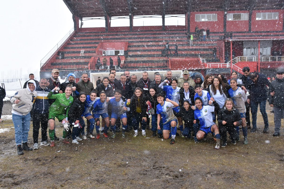 Kaymakamımız @cimsitomer, Kadınlar 1. Ligine yükselme mücadelesi veren Belediyespor kadın futbol takımımızın Çanakkale Dardanelspor ile oynadığı maçı tribünden takip etti. Kaymakamımız, maçı 6-0 kazanan takımımızı tebrik etti. @HakkariValiligi @alicelik_64