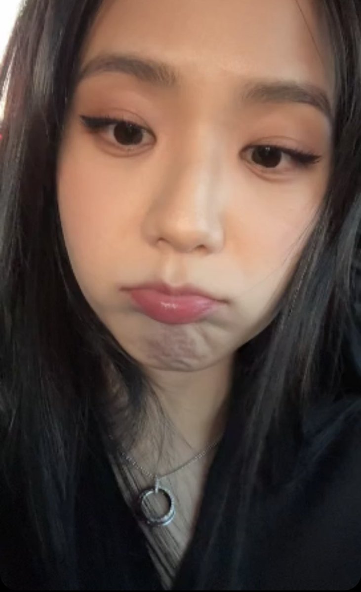 NEWSJISOO's tweet photo. #JISOO is currently live on 🫧. https://t.co/x4gdtUV2mg