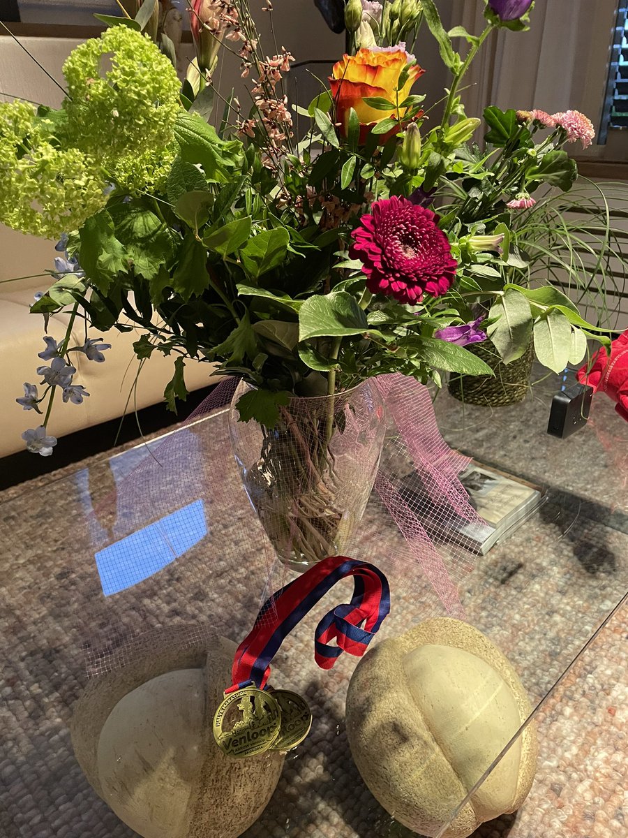 Dit jaar twee medailles met de Venloop én een bos bloemen. Moe maar voldaan.  #marathontraining <a href="/loopmaatjes/">Loopmaatjes</a> <a href="/ikloophard/">Ik Loop Hard</a>