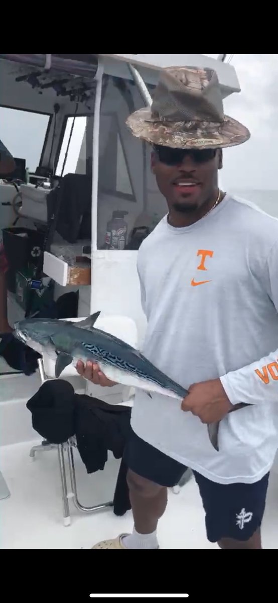 Another experience of deep sea fishing in @ClearwaterFla with fam & friends. Big thks to my Uncle RV Brown & with @9jburns23. “Show a man how to fish, he can provide for his family” 🙏🏽.