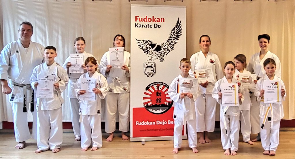 FudokanB's tweet photo. Gürtelprüfung im Fudokan Dojo Berlin #Fudokan #karate Herzlichen Glückwunsch an alle Teilnehmer 🥋👊♥️ #Köpenick @NCC7465Defiant https://t.co/2bHY515Hry