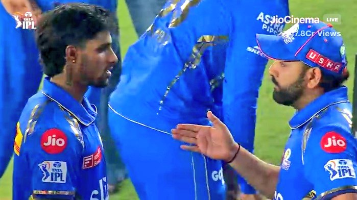 SPORTYVISHAL's tweet photo. Rohit Sharma talking with Tilak Varma after the match. 🤝🏼 https://t.co/Wn85mjfqfw