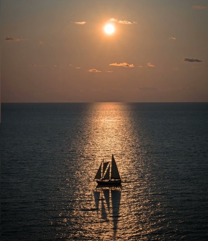 JamesLucasIT's tweet photo. 11. A sailboat at sunset by Anduin Rexhearth https://t.co/mAgFyUSn3J